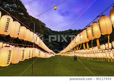 每年八月在靜岡縣護國神社都會舉辦萬都御魂祭。 每年八月在靜岡縣護國神社都會舉辦萬都御魂祭。 94117454
