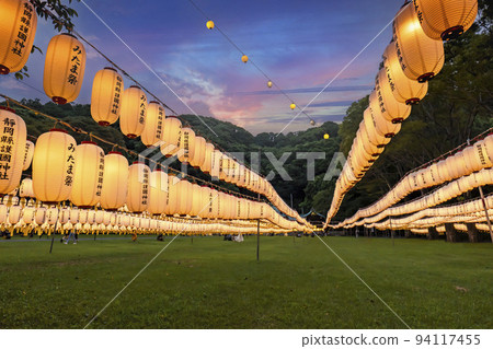 每年八月在靜岡縣護國神社都會舉辦萬都御魂祭。 每年八月在靜岡縣護國神社都會舉辦萬都御魂祭。 94117455
