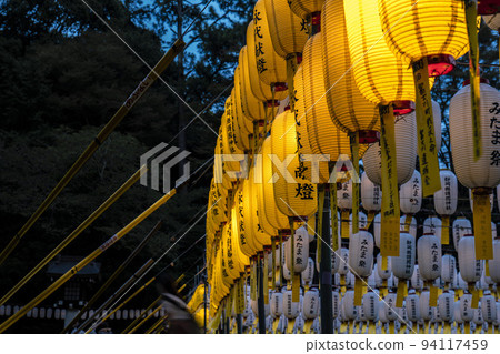 每年八月在靜岡縣護國神社都會舉辦萬都御魂祭。 94117459