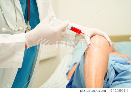 Asian doctor inject Hyaluronic acid platelet rich plasma into the knee of senior woman to walk without pain. 94119014