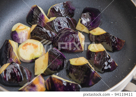 [Make fried eggplant fried in a frying pan] 94119411