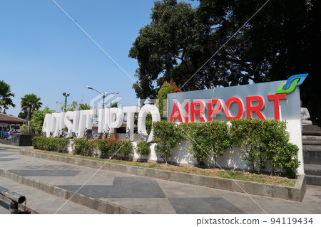 Adisucipto 國際機場前的招牌 94119434