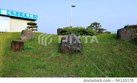 長崎縣壹岐市Gonoura港的一塊石頭上寫著“壹岐” 94120176