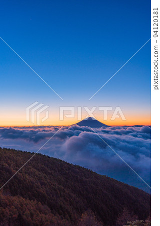 (Yamanashi Prefecture) Before dawn, Mt. Fuji floating in the sea of clouds (Yamanashi Prefecture) Before dawn, Mt. Fuji floating in the sea of clouds 94120181