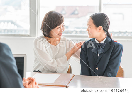 Parents and teachers (junior high school students and high school students) who receive a three-way interview with a smile Parents and teachers (junior high school students and high school students) who receive a three-way interview with a smile 94120684