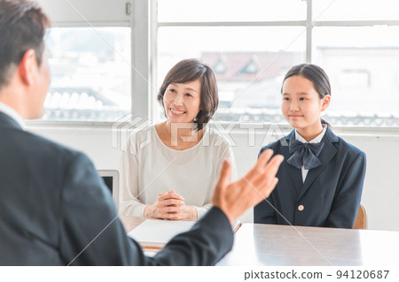 接受獎學金說明的家長和孩子（初中生、高中生） 94120687