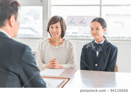 面帶微笑接受三路面試的家長和老師(初中生和高中生) 面帶微笑接受三路面試的家長和老師(初中生和高中生) 94120688