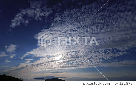 傍晚的天空,鱗片雲與太陽重疊,夏天,超廣角,天空主線,220827pm 傍晚的天空,鱗片雲與太陽重疊,夏天,超廣角,天空主線,220827pm 94121873
