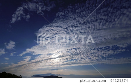 傍晚的天空,鱗片雲與太陽重疊,夏天,超廣角,天空主線,220827pm 傍晚的天空,鱗片雲與太陽重疊,夏天,超廣角,天空主線,220827pm 94121874