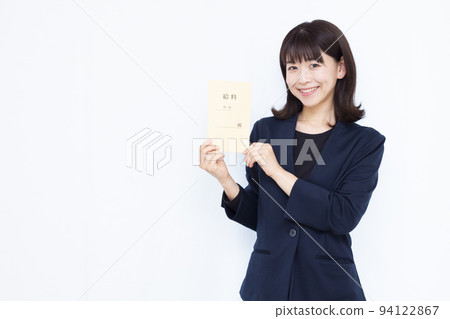 一個三十多歲的女商人,面帶微笑,提著工資袋 一個三十多歲的女商人,面帶微笑,提著工資袋 94122867