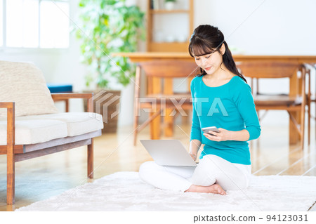 Female living room smartphone computer lifestyle casual 94123031