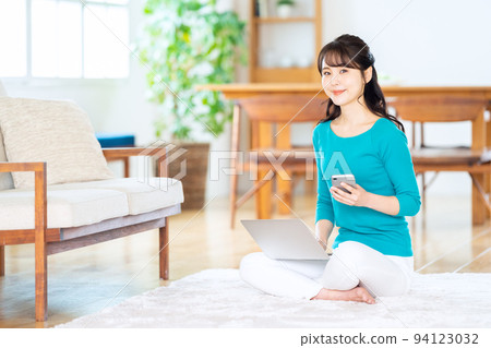 Female living room smartphone computer lifestyle casual 94123032