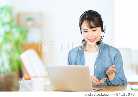 女人，電腦，遠程辦公，客廳，在線會議，生活方式，休閒 94123076