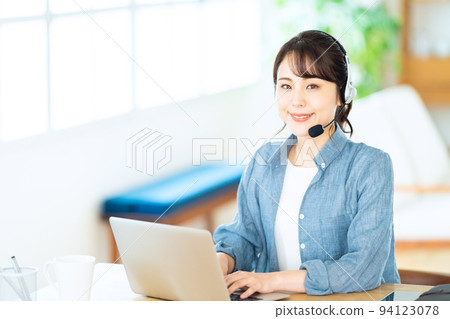 Woman, computer, telework, living room, online meeting, lifestyle, casual 94123078