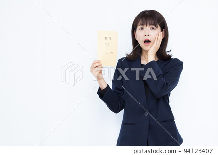一個 30 多歲的女商人,對一個工資袋感到驚訝 一個 30 多歲的女商人,對一個工資袋感到驚訝 94123407