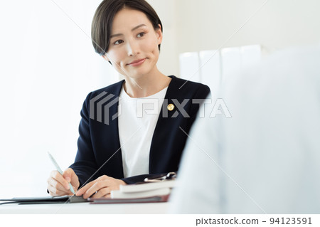 lawyer listening to client 94123591