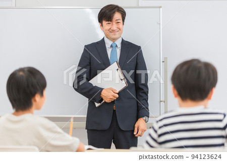 Cram school teacher teaching elementary and junior high school students (cram school teacher) Cram school teacher teaching elementary and junior high school students (cram school teacher) 94123624
