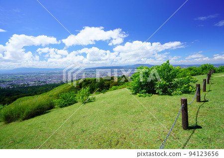 秋高氣爽的若草山山頂和奈良盆地全景 94123656