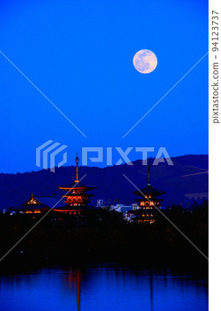 《Nara Prefecture》 Evening view of Yakushiji Temple, a world cultural heritage site/ 94123737