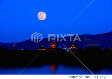 《Nara Prefecture》 Evening view of Yakushiji Temple, a world cultural heritage site/ 《Nara Prefecture》 Evening view of Yakushiji Temple, a world cultural heritage site/ 94123738