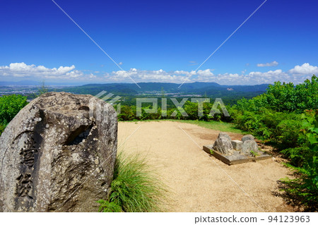 秋高氣爽的若草山頂廣角景色(以烏龜須塚古墳為背景的木津川市加茂) 秋高氣爽的若草山頂廣角景色(以烏龜須塚古墳為背景的木津川市加茂) 94123963