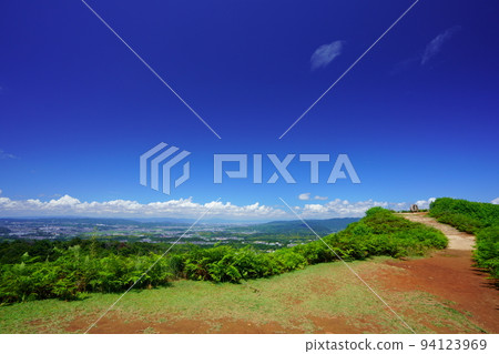 秋高氣爽的若草山和羽衣塚古墳山路 3 94123969