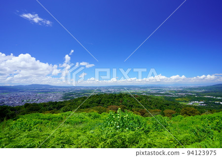 在陽光明媚的秋日從若草山眺望木津川市和生駒 94123975