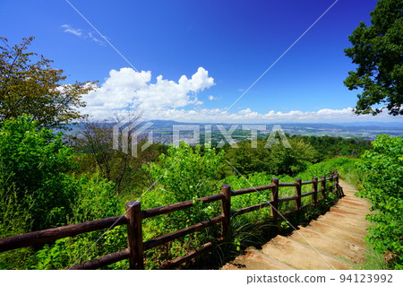 若草山在秋天的天氣,山路,平城京和生駒山的解放感 若草山在秋天的天氣,山路,平城京和生駒山的解放感 94123992