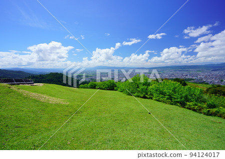 Wakakusayama in autumn, viewing the observatory and the south direction with a wide-angle lens Wakakusayama in autumn, viewing the observatory and the south direction with a wide-angle lens 94124017