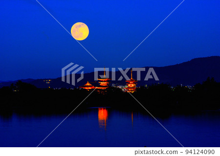 《Nara Prefecture》 Evening view of Yakushiji Temple, a world cultural heritage site/ 《Nara Prefecture》 Evening view of Yakushiji Temple, a world cultural heritage site/ 94124090
