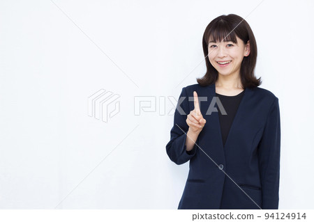 Business woman in her thirties pointing 94124914