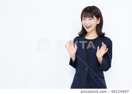 一個三十多歲的女商人,帶著微笑感到驚訝 一個三十多歲的女商人,帶著微笑感到驚訝 94124997