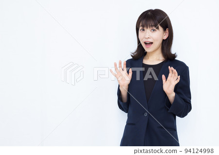 A business woman in her thirties who is surprised with a smile A business woman in her thirties who is surprised with a smile 94124998