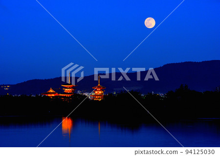 《奈良縣》世界文化遺產藥師寺夜景/ 《奈良縣》世界文化遺產藥師寺夜景/ 94125030