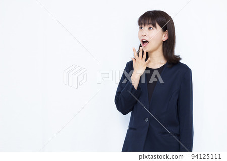 一個三十多歲的女商人，帶著微笑感到驚訝 94125111