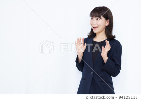 一個三十多歲的女商人，帶著微笑感到驚訝 94125113