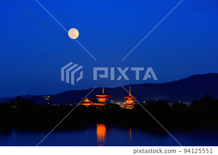 《奈良縣》世界文化遺產藥師寺夜景/ 《奈良縣》世界文化遺產藥師寺夜景/ 94125551
