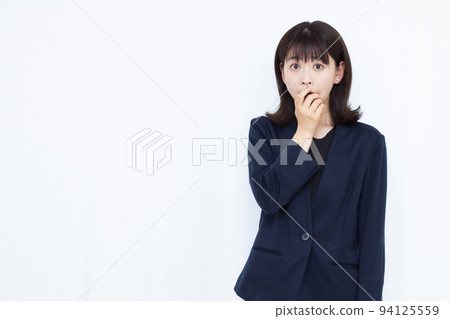 一位三十多歲的驚訝女商人 94125559