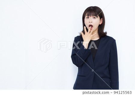 一位三十多歲的驚訝女商人 94125563