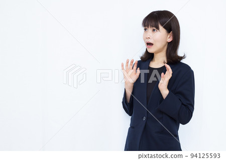A surprised business woman in her thirties 94125593