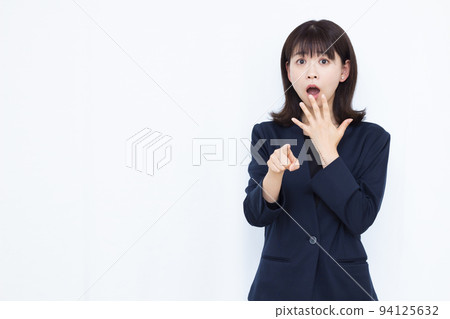 一位三十多歲的驚訝女商人 94125632