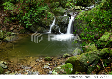 塔瀑布（犬鳴山溪谷）[大阪府泉佐野市] 94127358