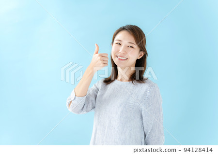 商務豎起大拇指女性藍背 94128414