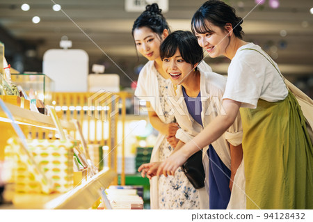 一個女人喜歡和朋友一起購物 94128432