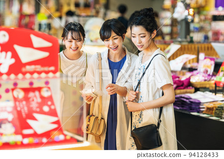 A woman enjoying shopping with friends A woman enjoying shopping with friends 94128433