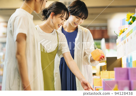 一個女人喜歡和朋友一起購物 94128438