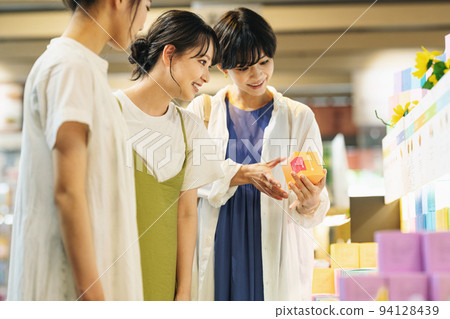 A woman enjoying shopping with friends A woman enjoying shopping with friends 94128439