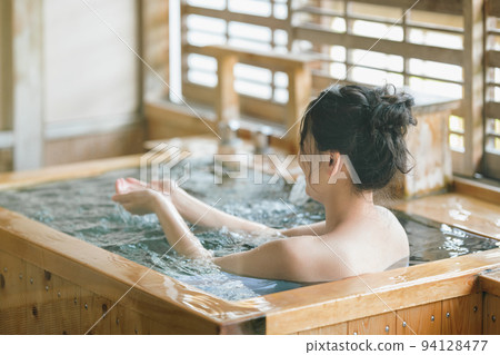 Image of a woman taking a cypress bath 94128477