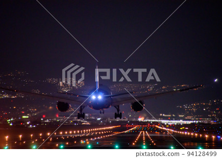 飛機晚上降落 94128499