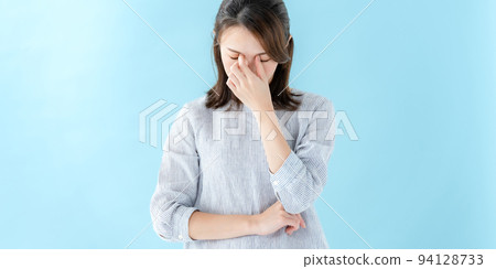 A woman holding her nose Blue back A woman holding her nose Blue back 94128733